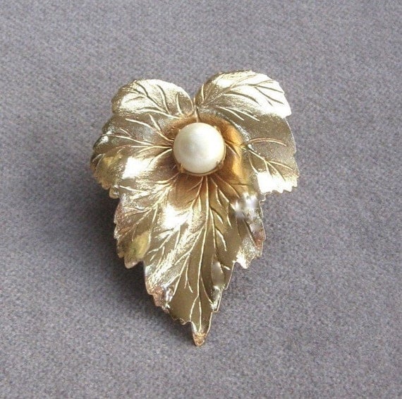 Items similar to Sarah Coventry Brooch Vintage Gold Tone Leaf and Faux ...