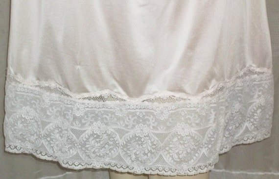 Vintage Peach Lacy Nylon Half Slip Medium Large