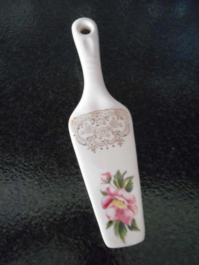 Vintage Pie Lifter , China Cake Lifter , 22 kT Gold Haute Juice