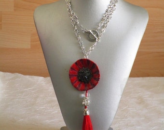 Charmant collier avec pendentif en céramique "Un coquelicot en céramique rouge"