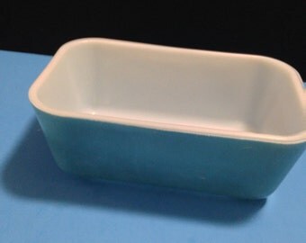 Blue Pyrex refrigerator container without lid