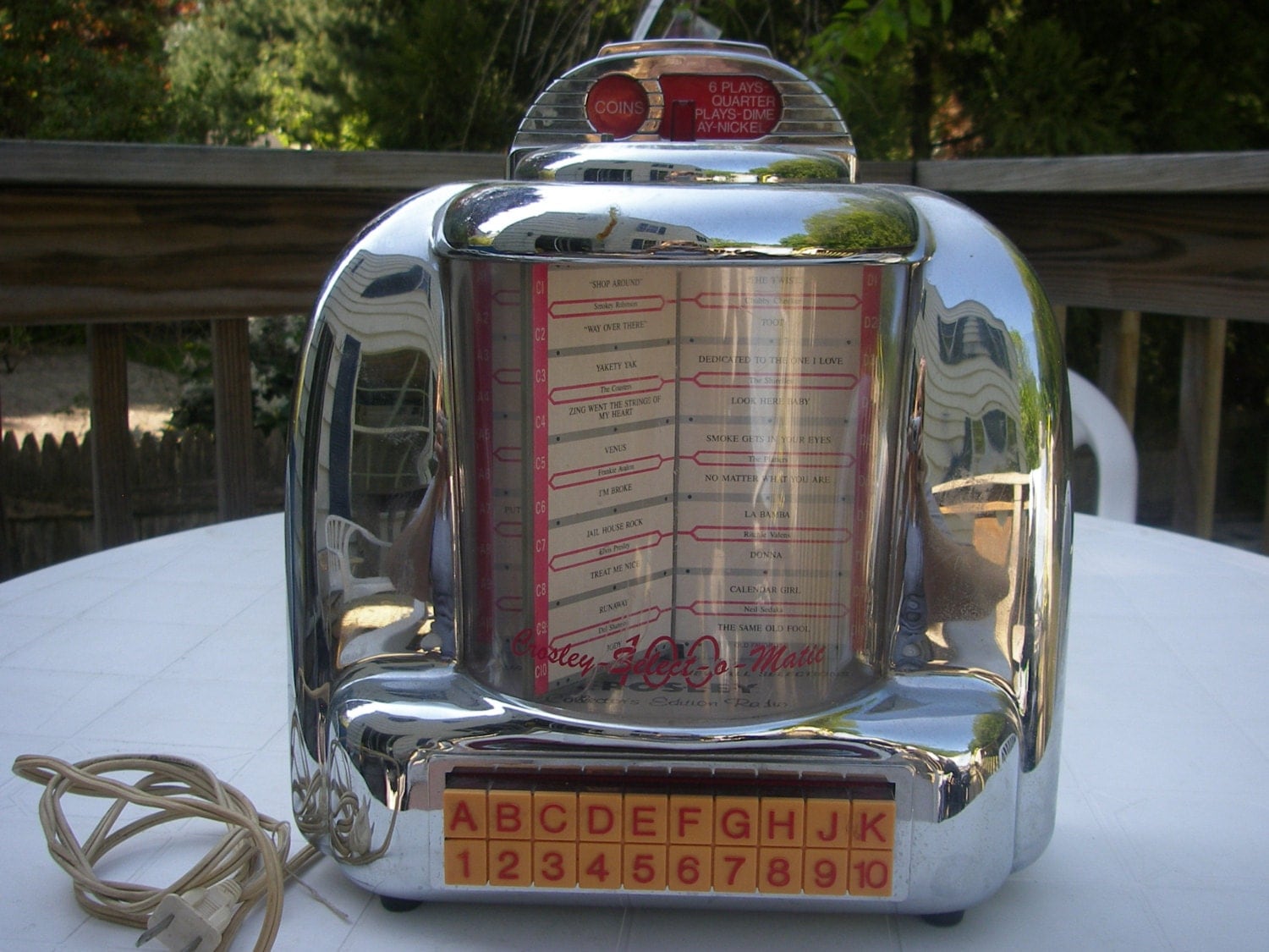 CROSLEY Retro Table JUKEBOX w/Radio and Tape