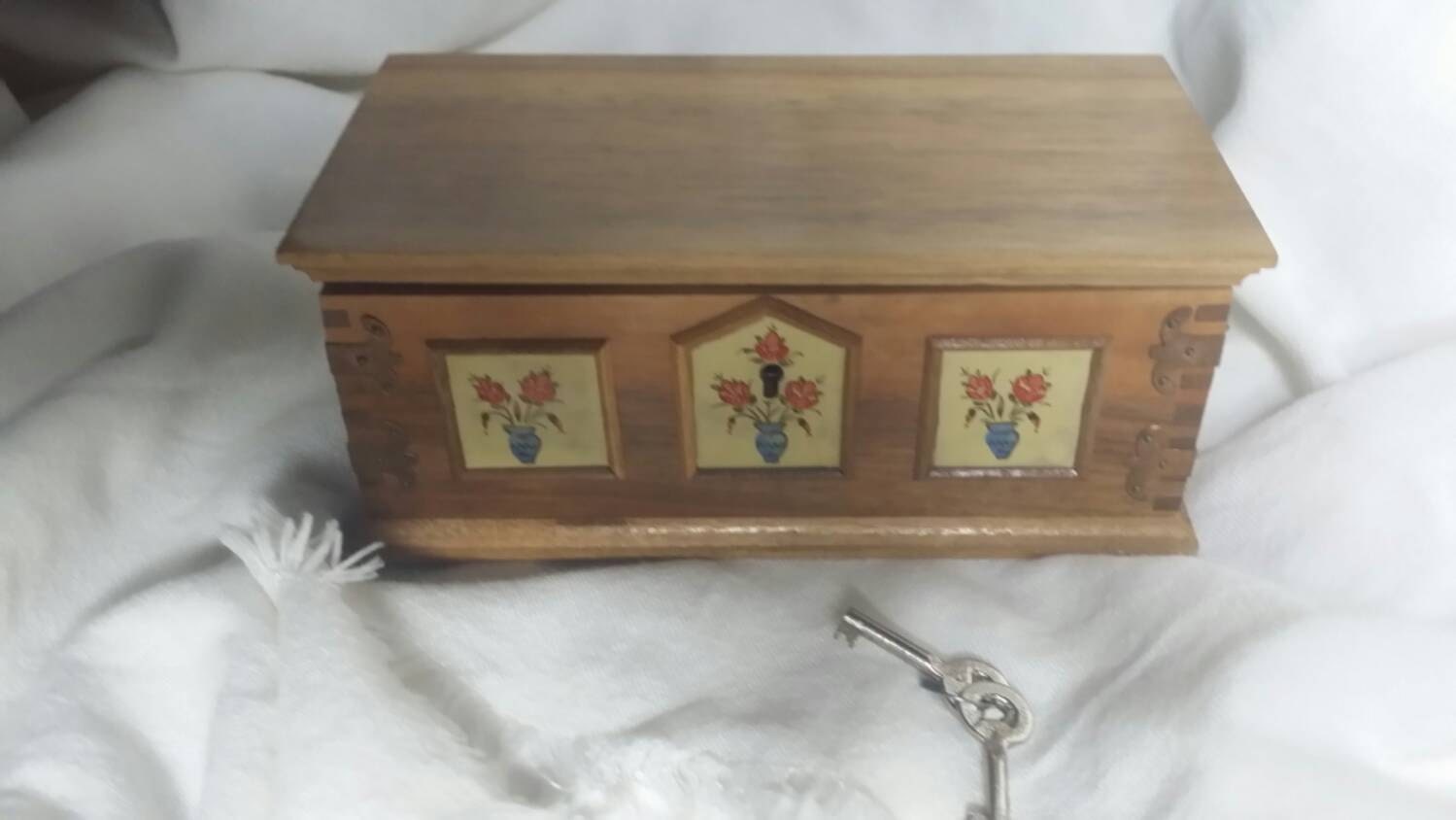 Jewelry box. Old box. Music box. Vintage music box. Music Box with key