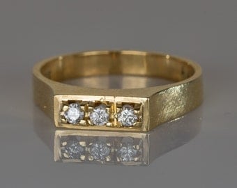 18 ct solid gold ring with 3 small diamonds in a rectangle design