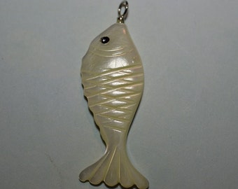 Vintage Mother of Pearl Fish Charm/Pendants (1060299)