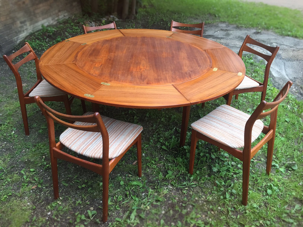 Mid Century / Dyrlund Round Expanding teak table & 6 chairs / Made in
