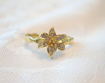 Vintage Flower Ring Rhinestone Crystal Goldtone Size 7