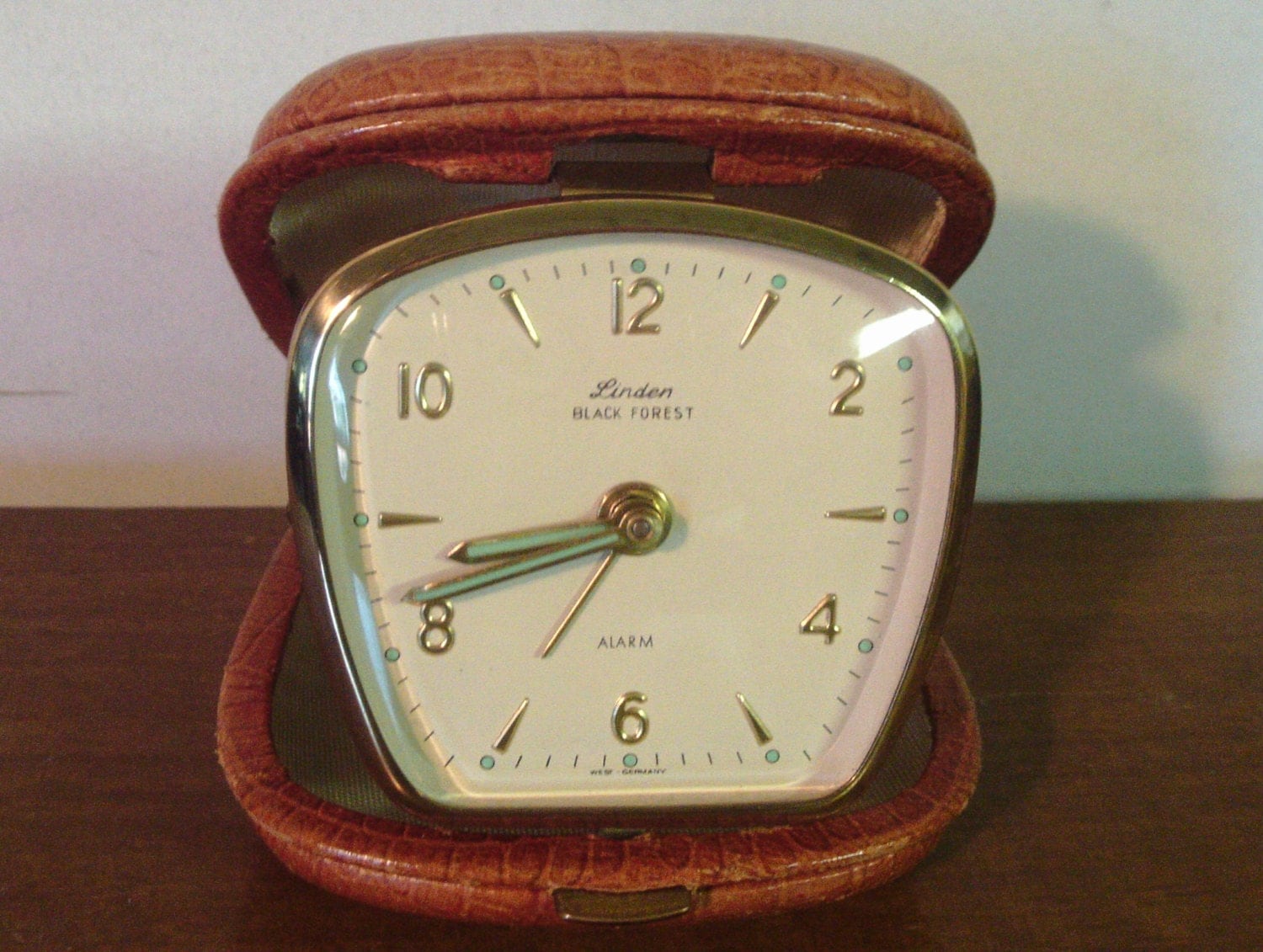 Vintage 1950's/1960's Linden Black Foret Travel Alarm