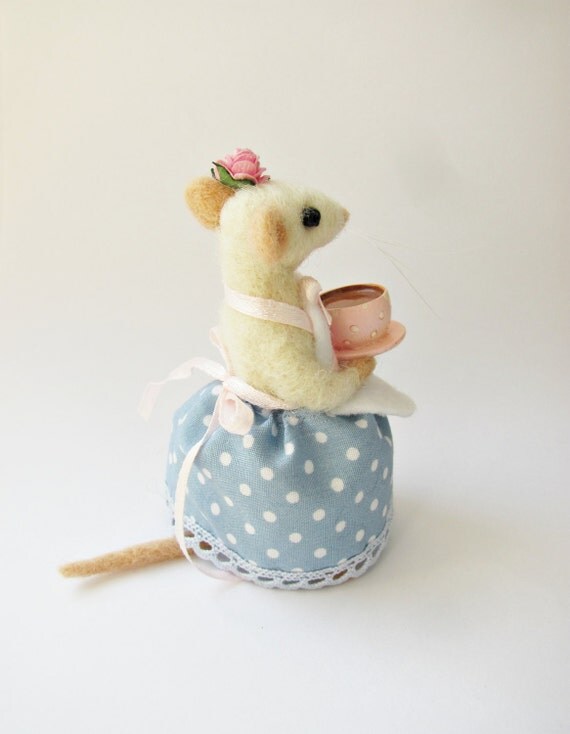 Tea time needle felted mouse