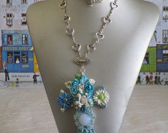 Collier pendentif "série de croix fleuries 21"