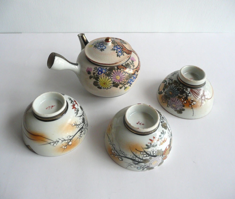 Set of a tea pot and 3 tea cups Japanese antique Kutani