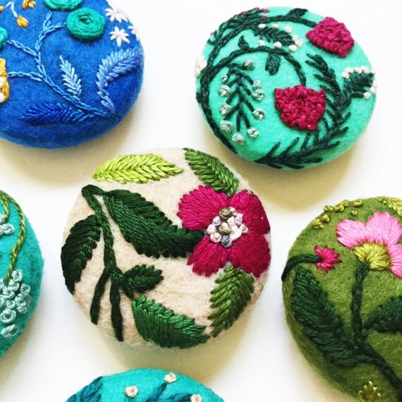 Set of six unique floral embroidered buttons / Hand by CREAMENTE