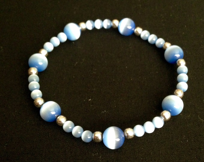 Storewide 25% Off SALE Beautiful Vintage Sky Blue Marble Style Expandable Acrylic Beaded Bracelet Featuring Fabulous White Swirling Design F