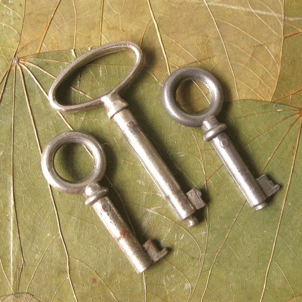 Vintage Metal Keys, Silvertone Metal Key, Rusty Hardware, Scrap Craft