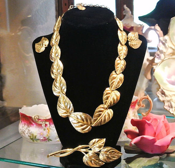 TRIFARI Necklace Earrings Brooch Statement Set Parure Gold Tone Leaf Leaves Hinged Choker Bib Vintage Circa 1980s Jewelry Autumn Fall Bride