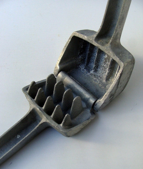 VINTAGE Mid Century Hand Held Ice Crusher Cast Aluminum FREE