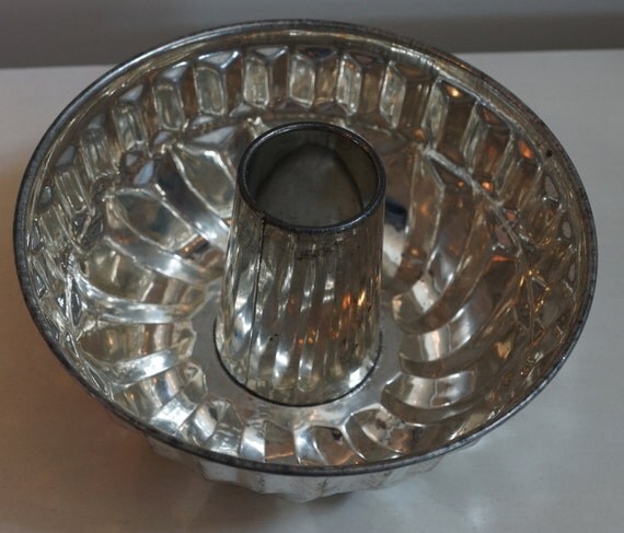 Bundt cake pan Vintage silver reflective