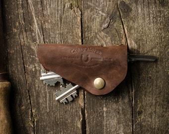 Vintage Style Key Holder, Fob. Crazy Horse brown distressed leather. Holds 1-5 regular keys. Key organizer.