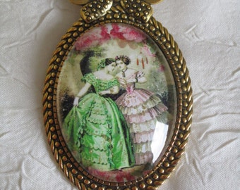 Broche en métal doré "Série de femmes contemporaines de la Comtesse de Ségur 1"