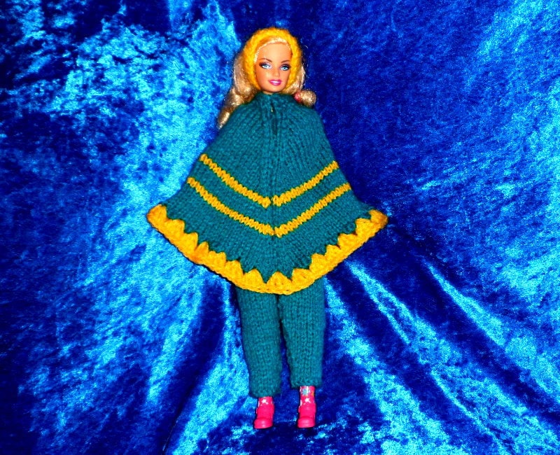 BARBIE DOLLS CLOTHES. Knitting Pattern for a Poncho outfit.