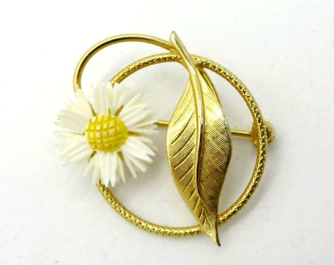 Daisy Circle Pin, Vintage Flower and Leaf Gold Tone Brooch