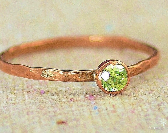 Dainty Copper Peridot Ring, Hammered Copper, Peridot Jewelry, Peridot Mother's Ring, August Birthstone Ring, Copper Jewelry, Peridot Ring