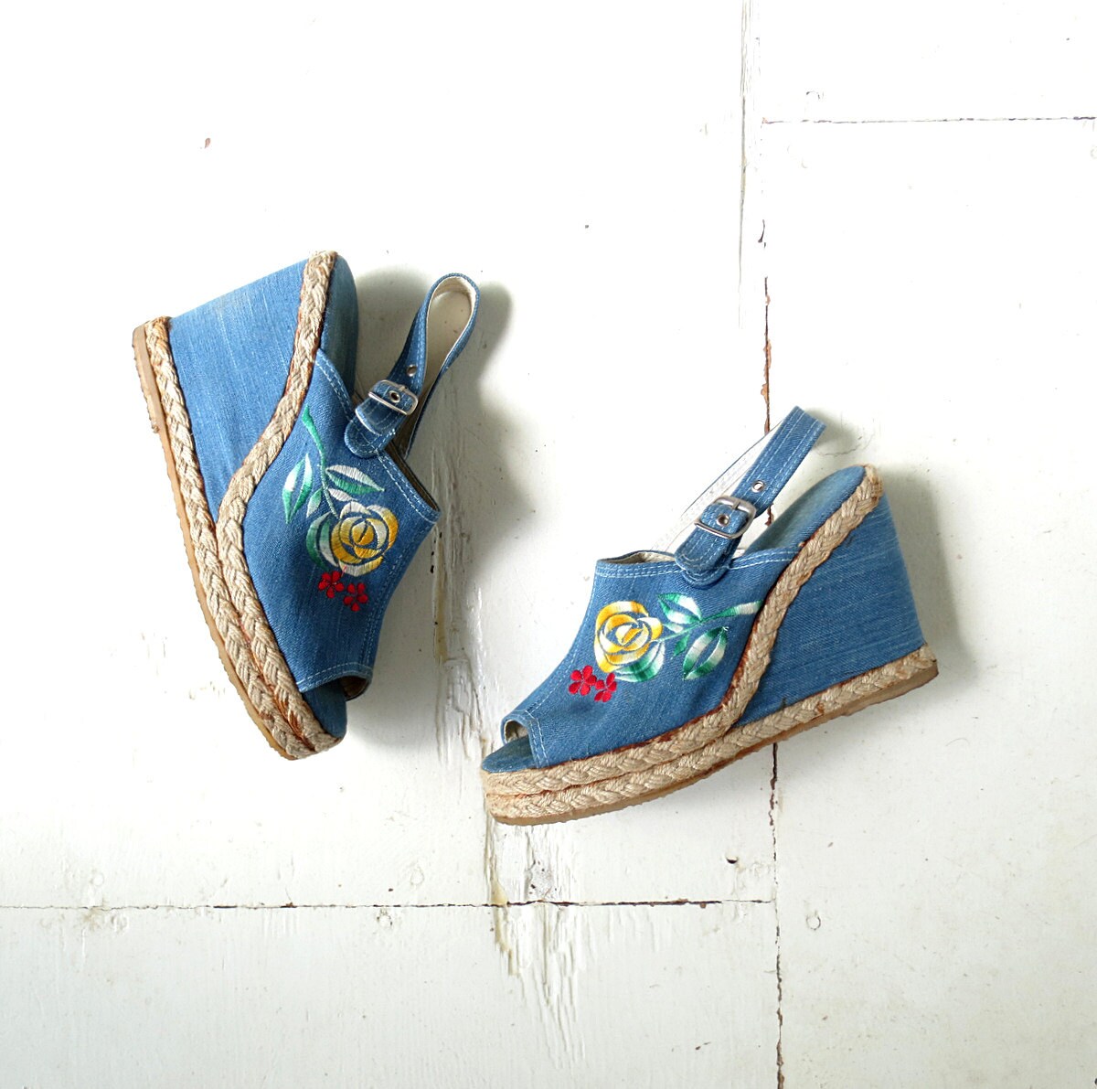 Vintage Wedge Sandals / 70s Floral Wedges / 1970s Sandals