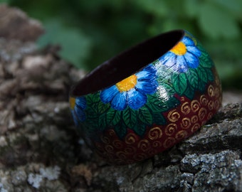Handpainted wooden bracelet with floral pattern burgundy bangle bracelet en bois braccialetto di legno pulsera de madera деревянный браслет