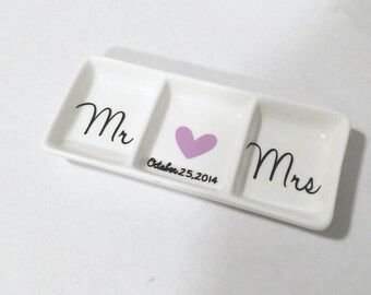 Mr and Mrs Ring Dish, Customized Ring Holder, Personalized Ring Dish, Wedding gift, Engagement gift, Bridal shower gift, Gift for bride,Ring