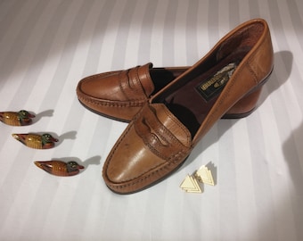 Tan women's leather loafers / vintage shoes