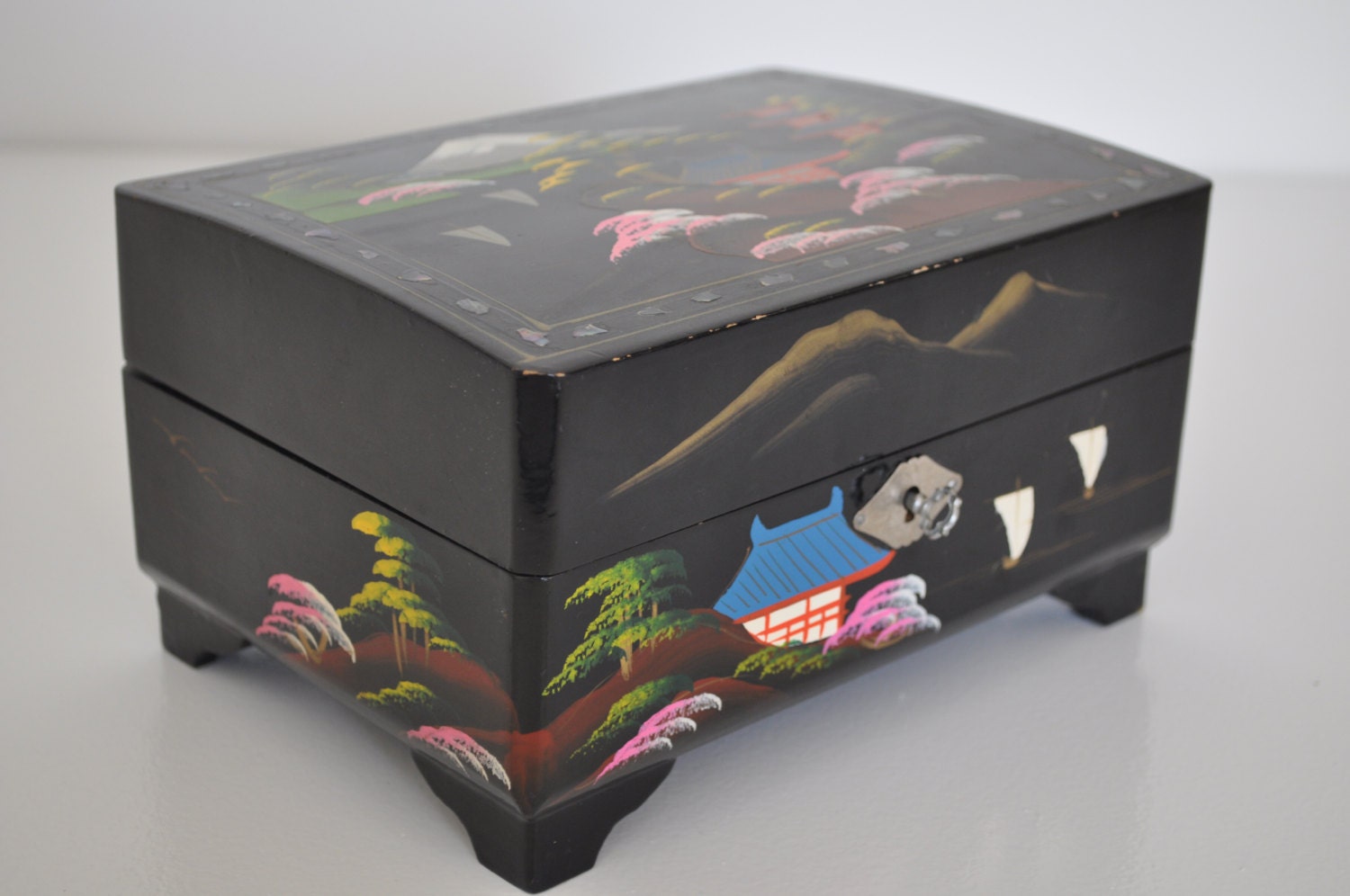 Vintage handpainted lacquered oriental musical jewellery box with shell ...