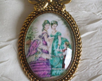 Broche en métal doré "Série de femmes contemporaines de la Comtesse de Ségur 2"