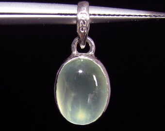 Little sterling silver gemstone pendant with an oval green prehnite marked 925 (GP332)