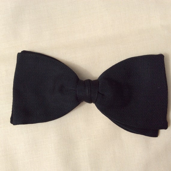 Vintage 40s 50s clip on black bow tie.