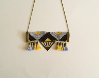 SHAMAN collier pendentif en coton tissé, pompons et triangle / lila et jaune moutarde