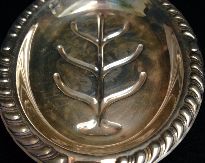 Storewide 25% Off SALE Beautiful Vintage WM Rogers Silver Plated Petite Serving Tray Featuring Leaf Style Interior Design With Etched Garlan