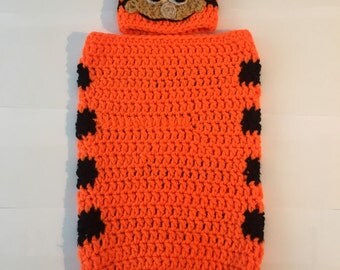 Garfield Baby Cocoon and hat