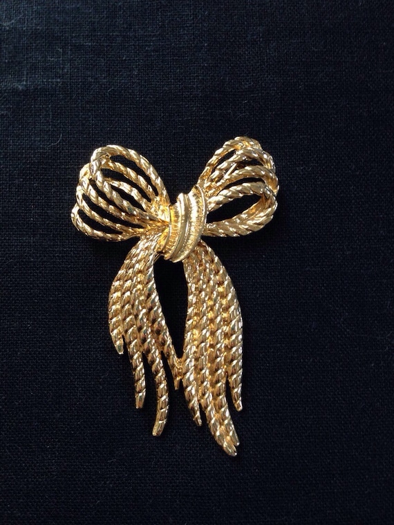 Bow gold tone vintage brooch Bow vintage brooch