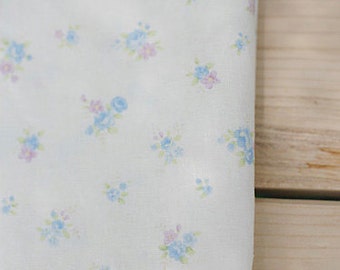 A Yard of Blue Petit Roses on WhiteIovry linen 140cm WIDE, U3228