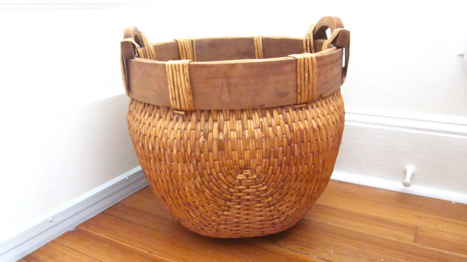 Vintage large round wicker basket with handles Haute Juice