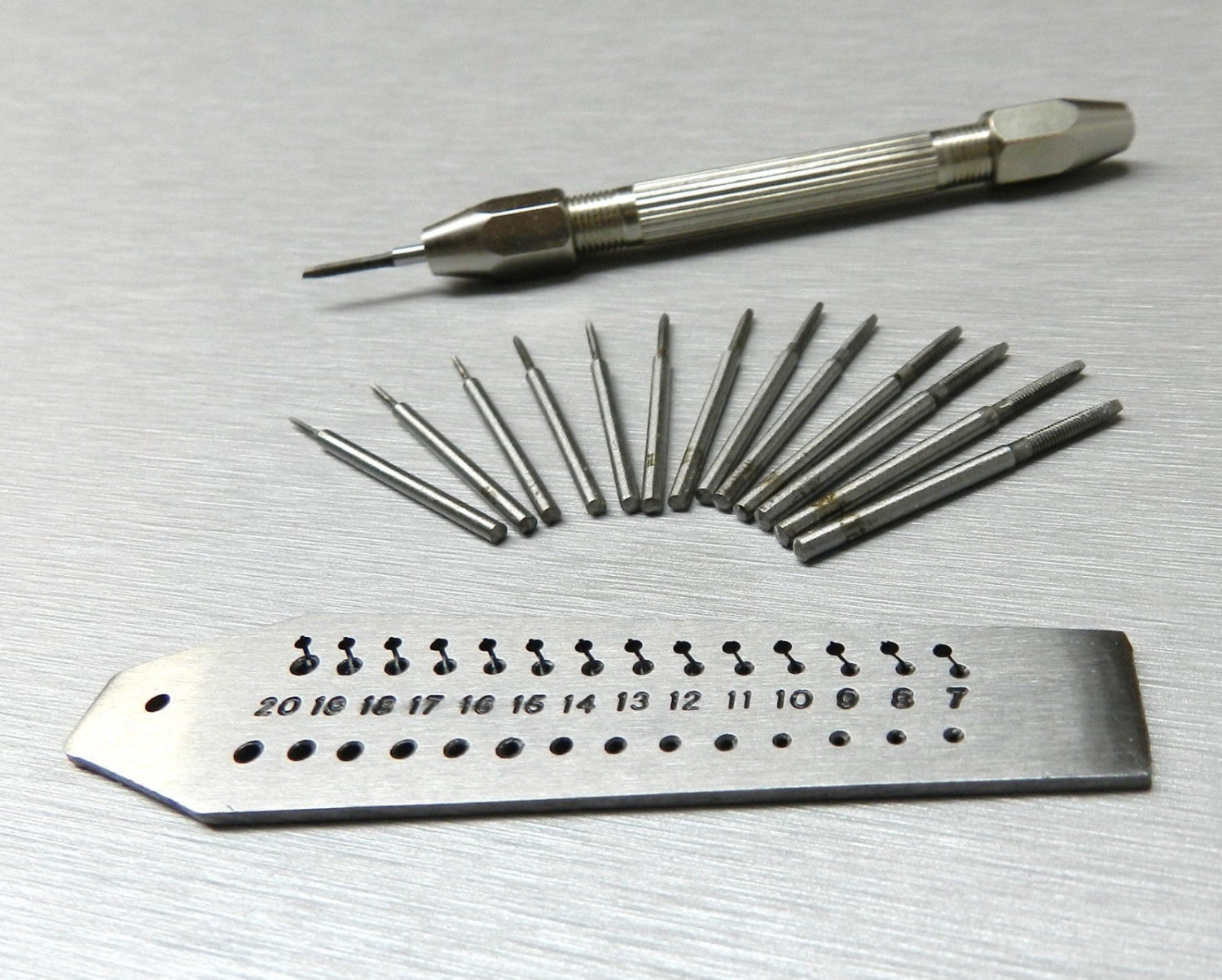 Mini Tap And Die Set 14 Taps SCREWPLATE & Pin Vise SET 0.72mm