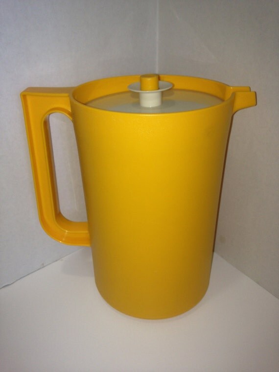 Vintage Tupperware 2 Quart Pitcher 1 C.S.