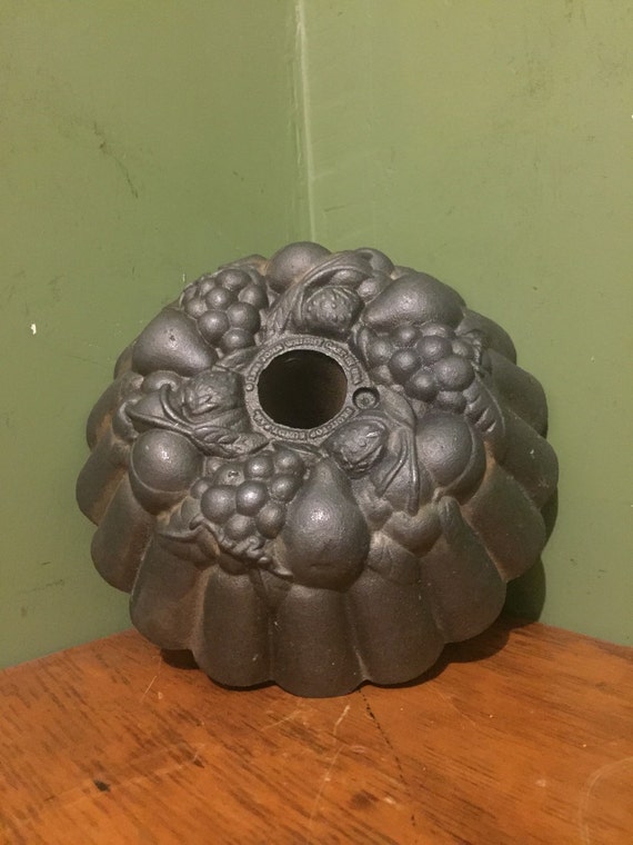 vintage cast iron bundt pan