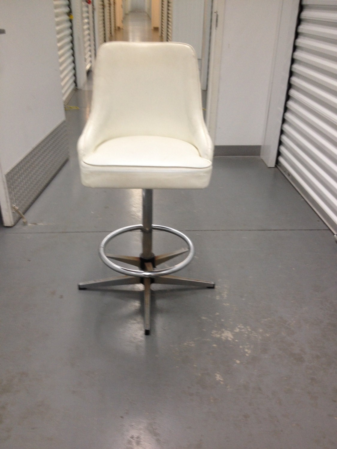 Retro Vintage Elegant Single White Rotating Bar stool, Chrome / Fashion