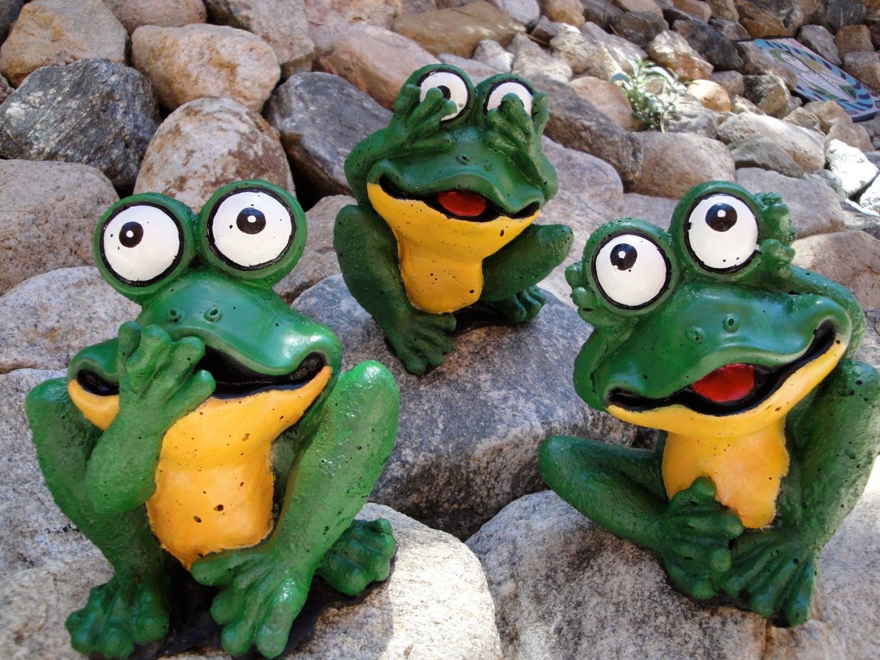 cement frog statues