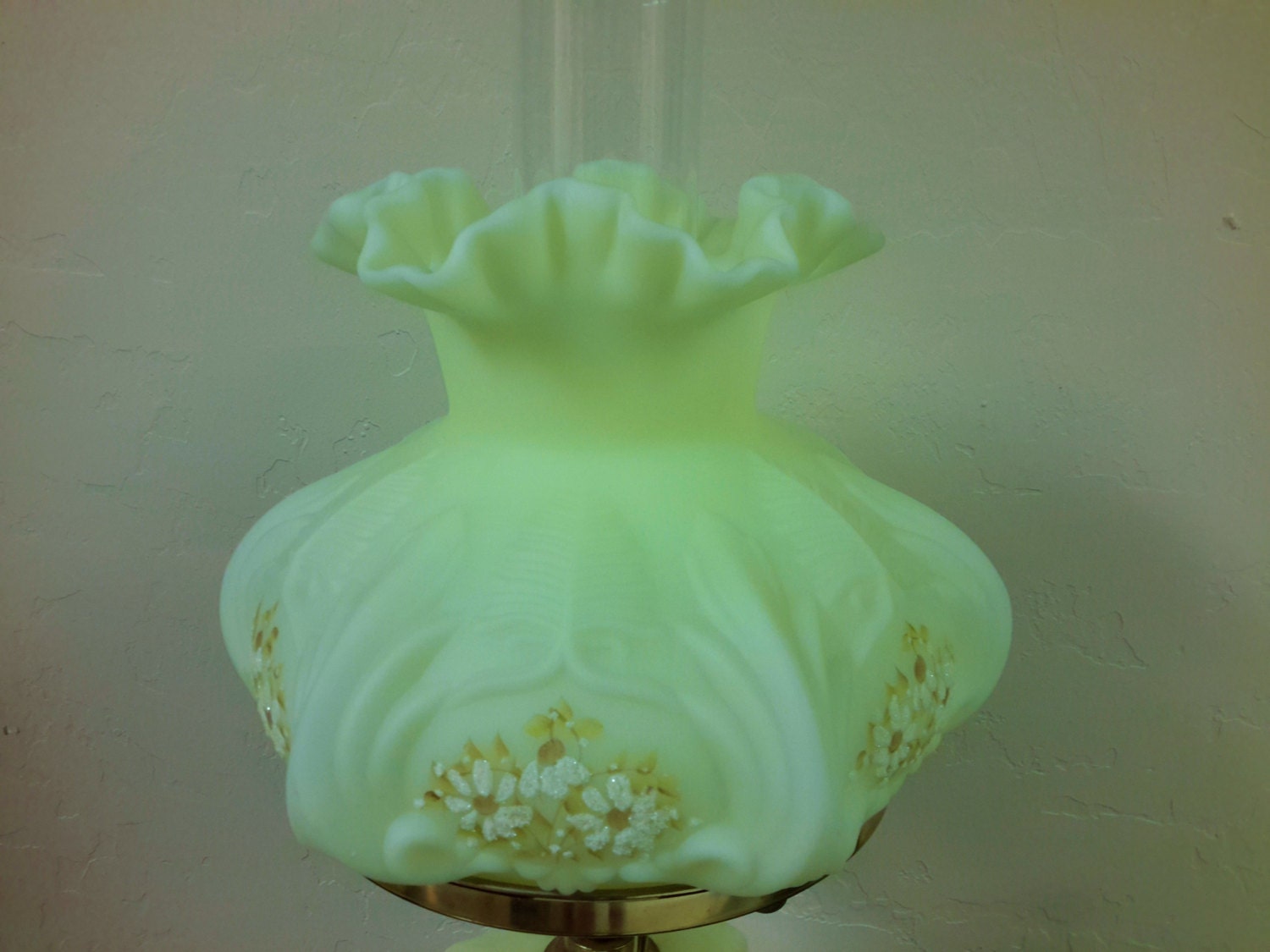 FENTON LAMP Glass Daisies On Custard Student Lamp Hand Painted