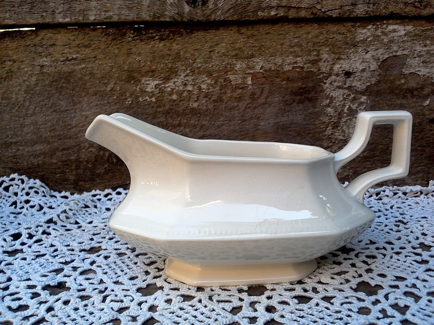 IRONSTONE Johnson Brother Heritage Pattern, Gravy Boat, England