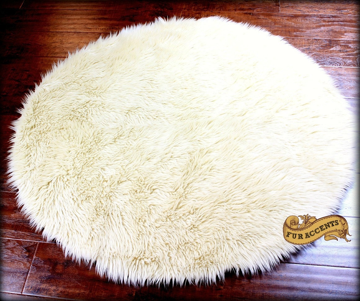 Clearance Sale / Faux Fur Round Area Rug / Off White by FurAccents