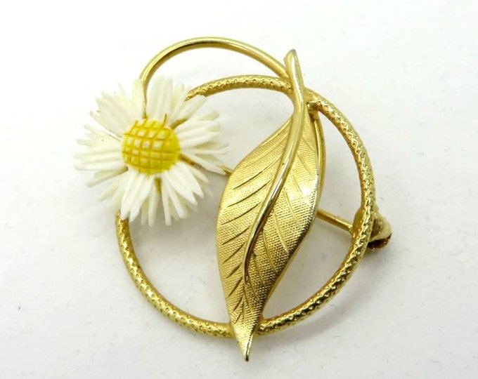 Daisy Circle Pin, Vintage Flower and Leaf Gold Tone Brooch