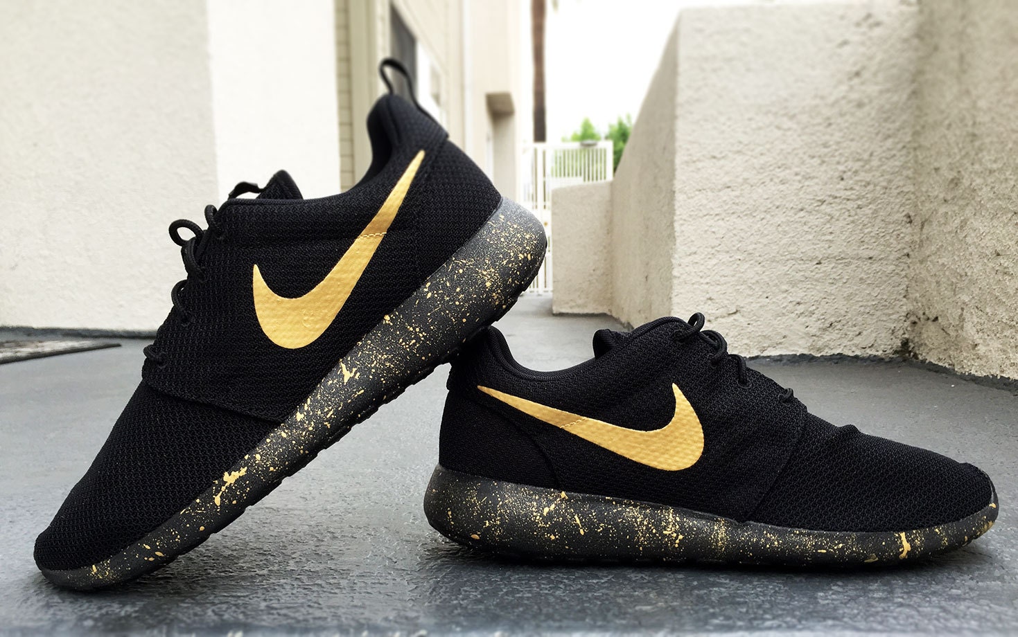 Nike gold. Nike кроссовки черно золотые. Черная с золотым найк. Кроссовки найк черные с золотым.